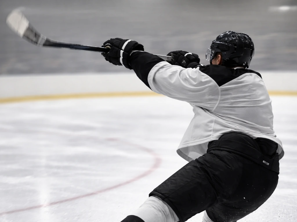Scène de match de hockey : joueur en plein geste dangereux, crosse levée, carton rouge suggéré sans afficher de texte.